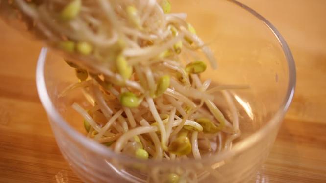 玻璃碗装一碗豆芽