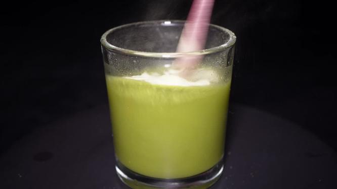 菠萝果汁柠檬果汁粉玻璃冲泡