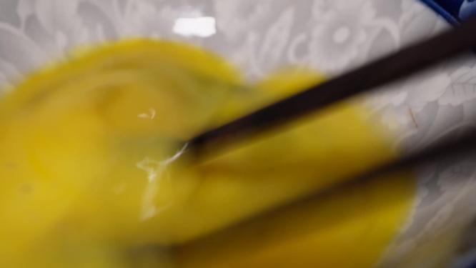 鹌鹑蛋磕鹌鹑蛋蛋黄打蛋液