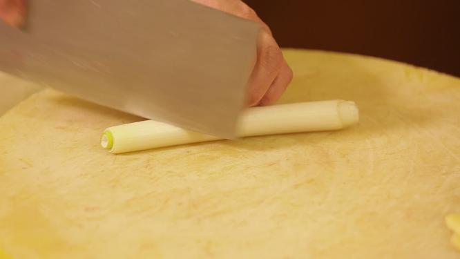 厨师切大葱小葱去腥