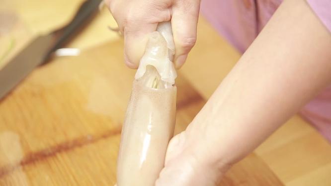 厨师处理鱿鱼去皮去骨