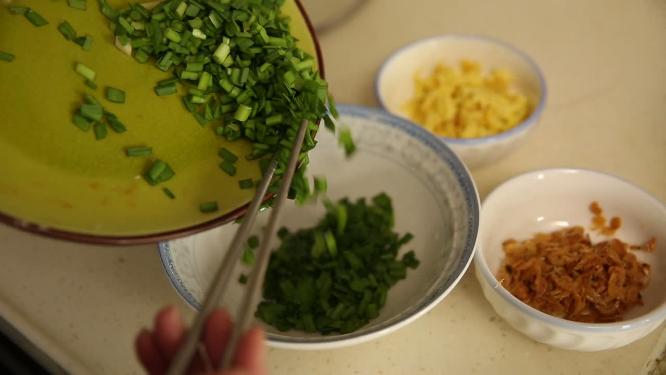 厨师调韭菜三鲜馅料