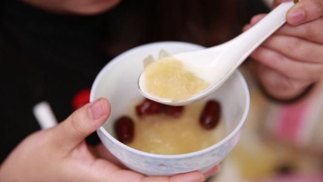 喝滋补红枣银耳