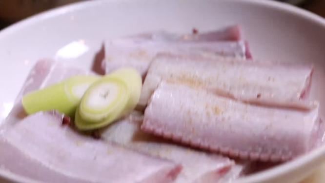 处理带鱼挂鱼鳞去鱼鳍切段