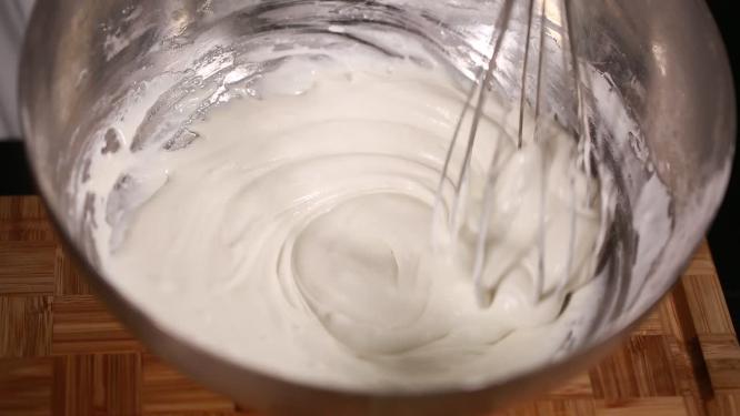 打蛋器搅拌蛋糕奶油面糊做西点