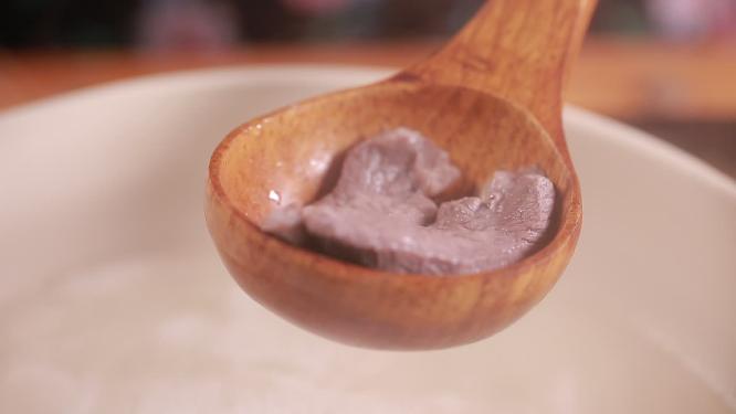 汆烫嫩肉片