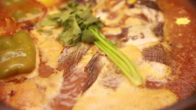 炖鱼加青椒香菜去腥