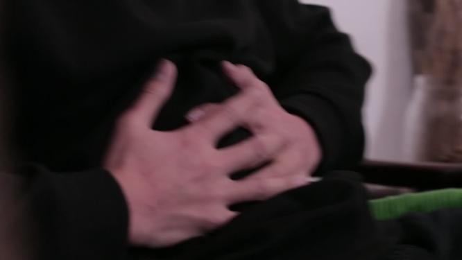 肚子疼捂肚子拉肚子腹泻
