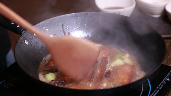 葱姜蒜炝锅炖带鱼