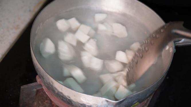 凉薯切块焯水处理凉薯做饭