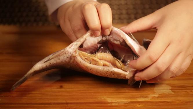 剖开鲫鱼肚子用钢丝球清理鱼腹腔黑膜