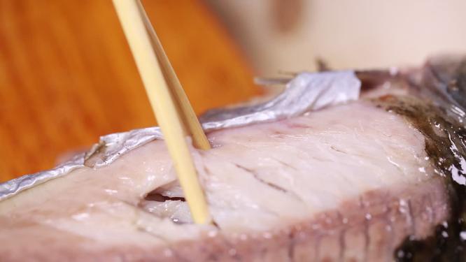 平底锅煎制鱼肉炸鱼