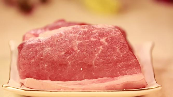 一块红色猪肉
