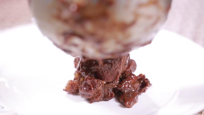 一块软烂的炖肉牛肉