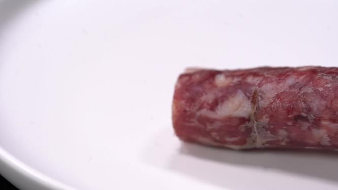 一盘烧焦的腊肠香肠
