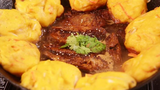 杂鱼贴饼子农家菜铁锅玉米饼子