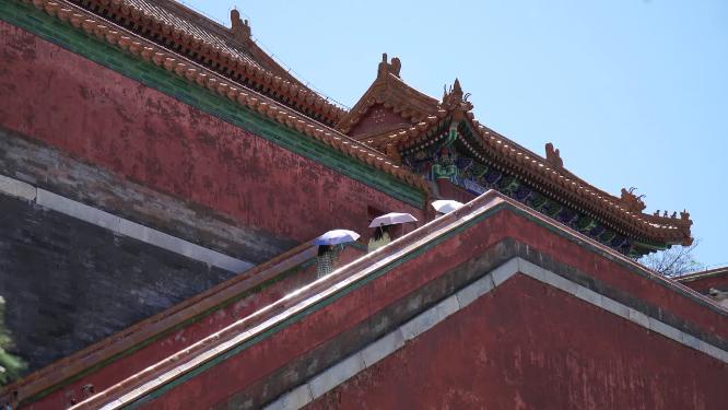 游客参观中国古建筑琉璃瓦明清
