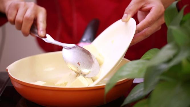 炸豆腐平底锅煎制豆腐块