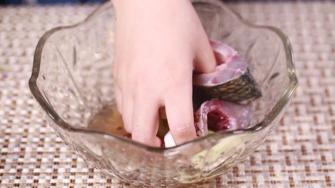 腌制鱼肉去腥加调料入味