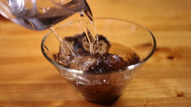 香菇泡水掉色香菇水