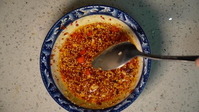 制作油泼辣子大拌菜