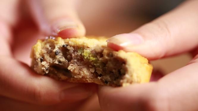 掰开月饼看月饼馅料五仁月饼