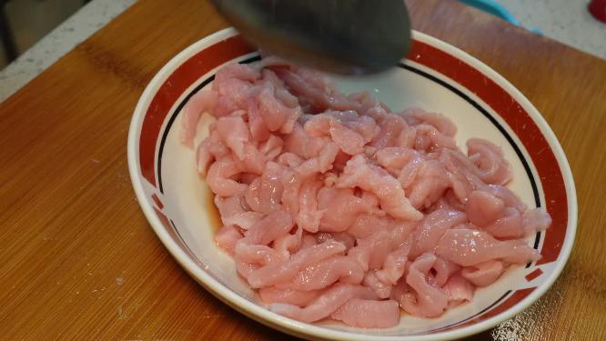 猪肉加调料腌制去腥