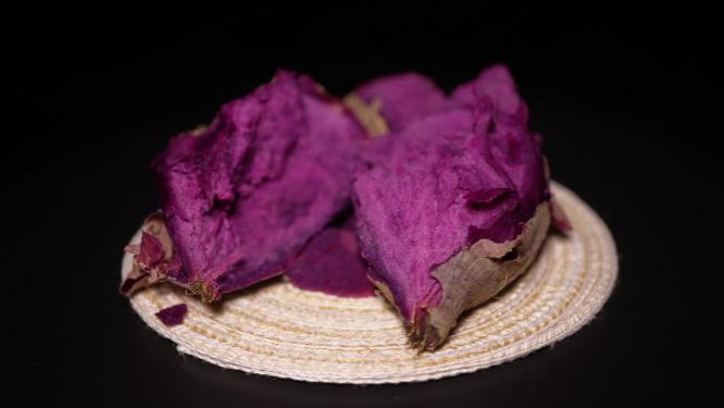 蒸熟的紫薯粗粮代餐主食