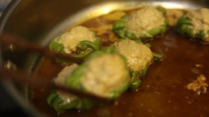 蒸锅笼屉蒸制豇豆酿肉