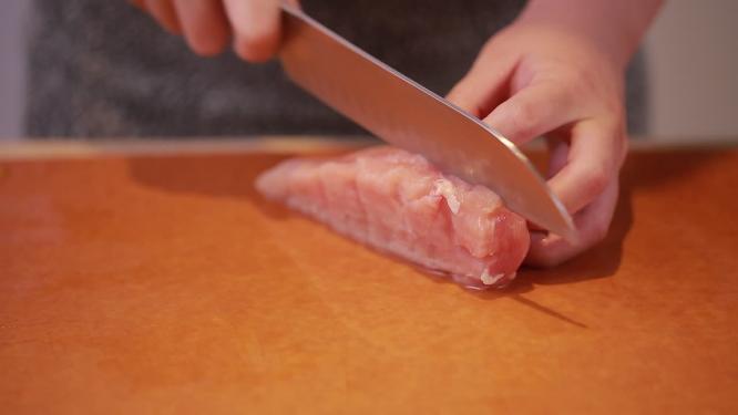 厨师切鸡肉鸡柳腌制鸡肉