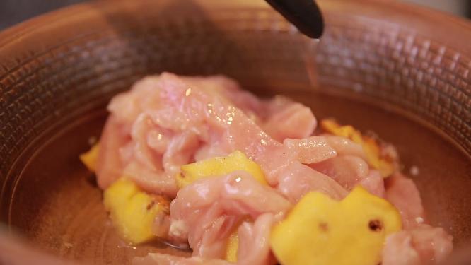 厨师切鸡肉鸡柳腌制鸡肉