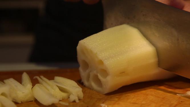 厨师削莲藕皮切藕条