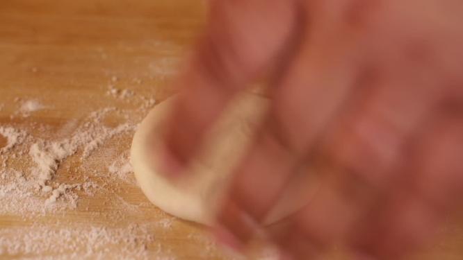 厨师擀面烙饼