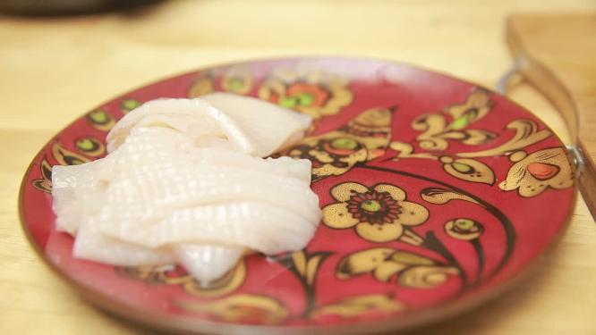 厨师清洗乌鱼切鱿鱼须