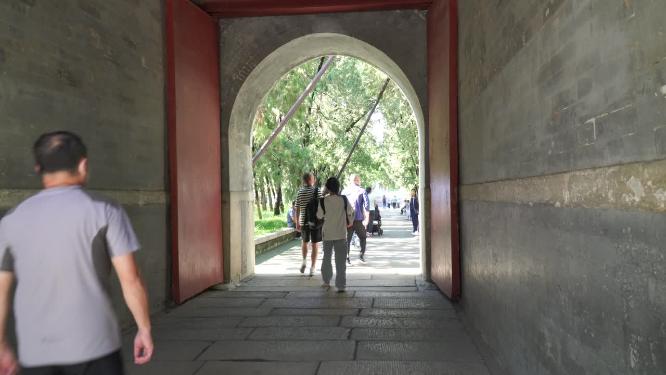 城楼古城门走进城门古建筑景区游客参观