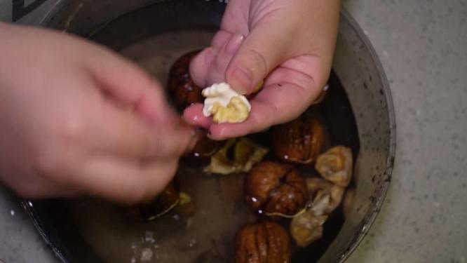 打开鲜核桃青皮核桃去皮剥核桃仁
