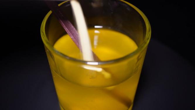 橙子果汁橘子果汁清水玻璃杯冲泡