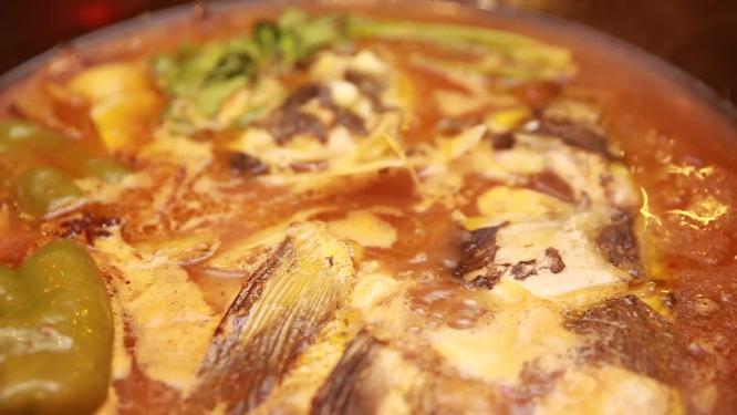 炖鱼加青椒香菜去腥