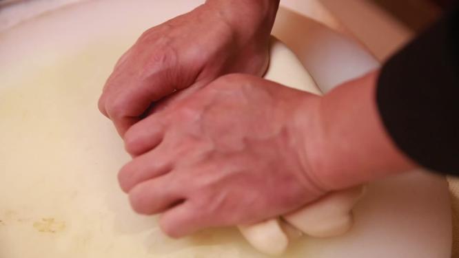 瓷盆揉面团和面