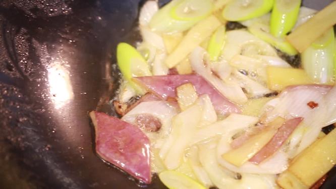 葱姜强国炒制鸡肉