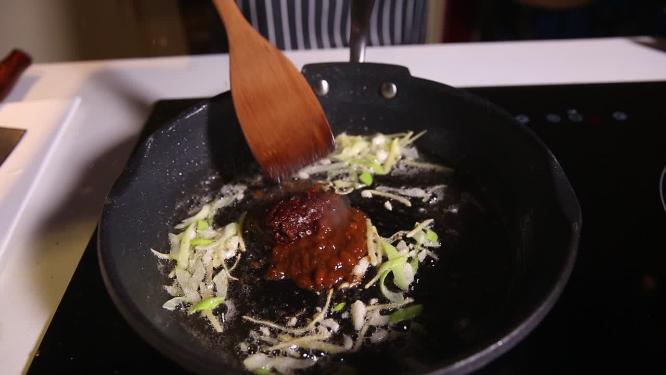 葱姜炝锅炒榨菜