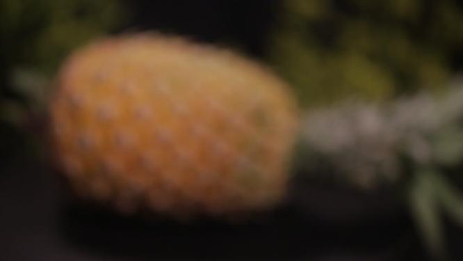 表皮粗糙的整个菠萝