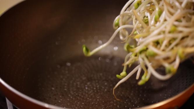 家常炝炒豆芽青豆芽黄豆芽