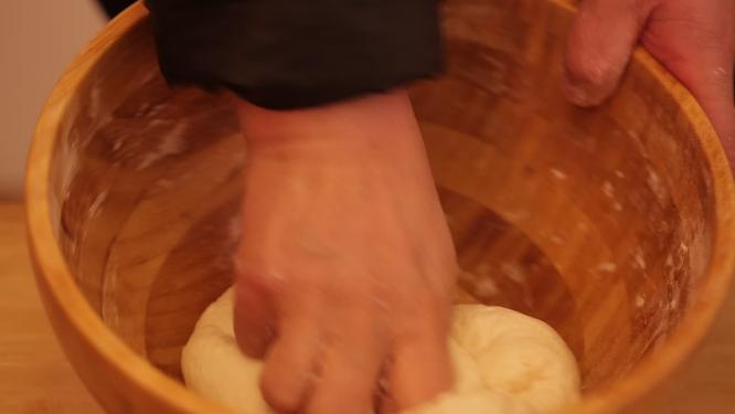 木盆加面粉和面团