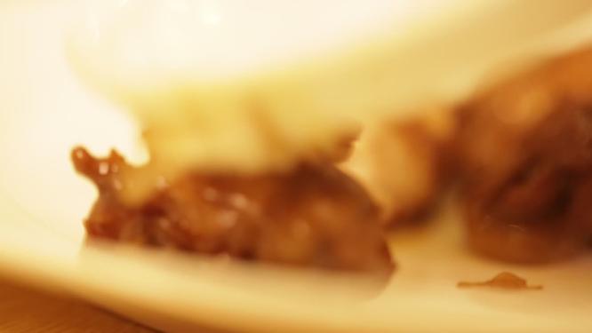 碾碎一块鸡肉看肉质