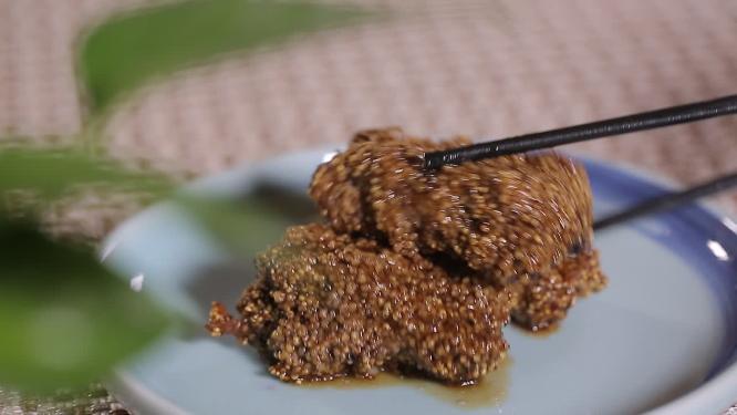 筷子夹起一块小米排骨粉蒸排骨