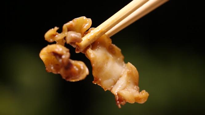 筷子夹起回锅豆腐