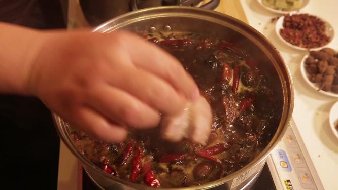 锅中加各种肉类制作一锅卤味