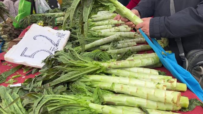 顾客挑选莴笋菜市场卖莴笋