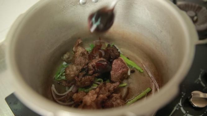 高压锅加入去腥底料炖牛肉